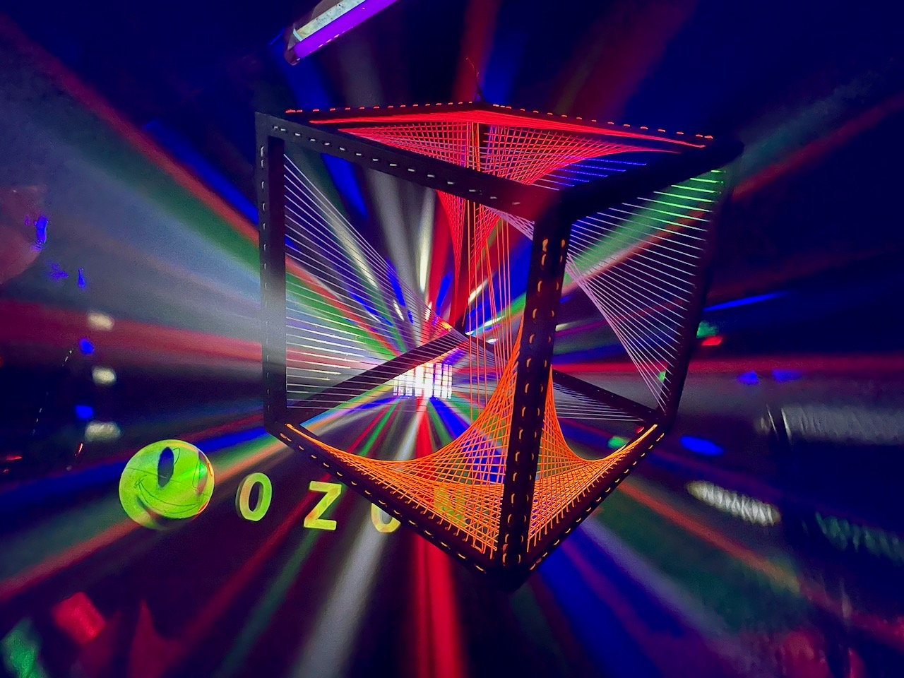 Stringart Hexaeder red, pink and orange Strings with Lasershow